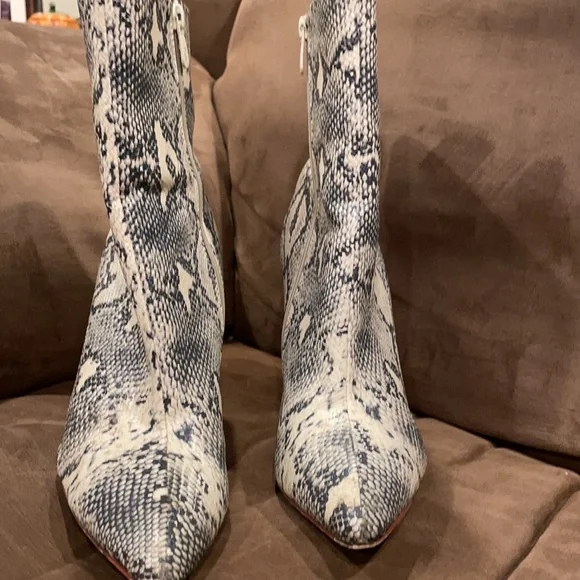 ❤️Pretty little thing short snake skin boots❤️A little taller than ankle boots❤️ - Picture 2 of 8
